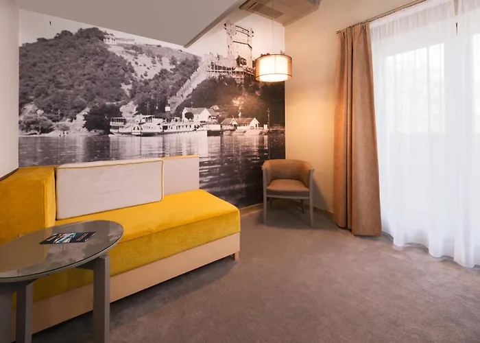 Hotel Visegrad מלון 4*